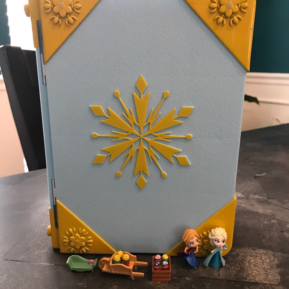 Disney Frozen miniature pop up bookcase play set